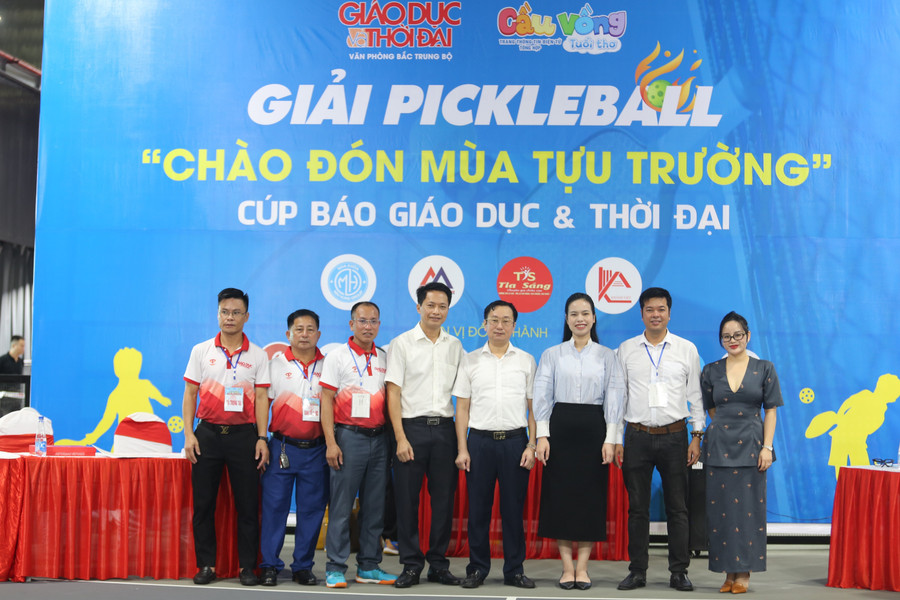 Các đại biểu và nhà tài trợ chụp ảnh lưu niệm cùng BTC. 12.jpg