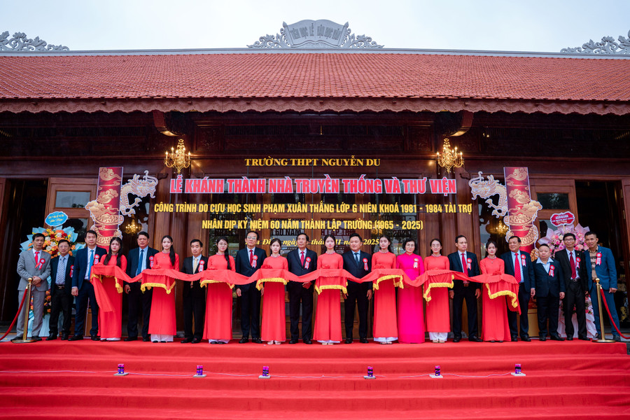 Anlässlich des Jubiläums durchschnitt die Nguyen Du High School außerdem das Band zur Einweihung des traditionellen Hauses und der Bibliothek, die von dem ehemaligen Schüler Pham Xuan Thang gesponsert wurden. 7-3672.jpg