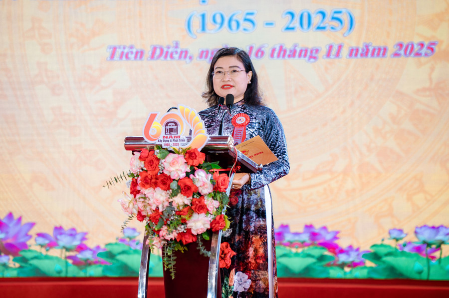 Frau Nguyen Thi Nguyet, stellvertretende Vorsitzende des Volkskomitees der Provinz Ha Tinh, gratulierte den Lehrern und Schülern der Nguyen Du High School zu ihren Leistungen in den vergangenen 60 Jahren. 3-7367.jpg