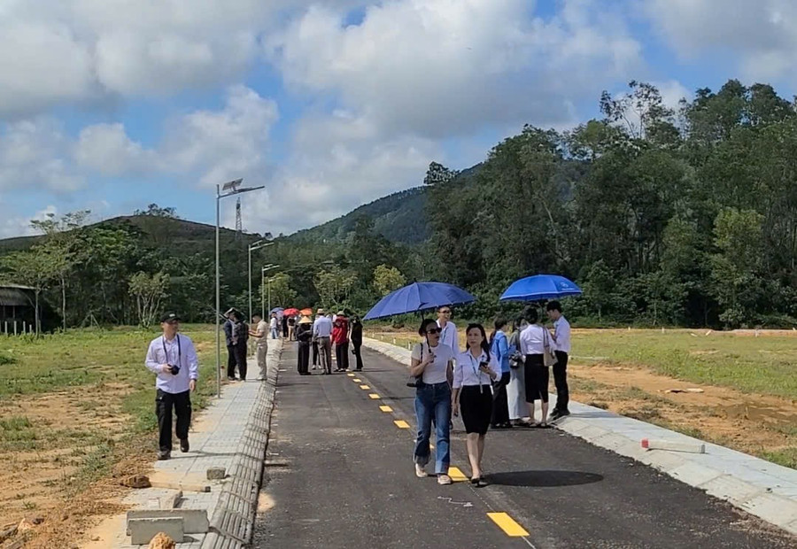Nhân viên công ty môi giới bất động sản dẫn khách đi xem đất dự án tự "vẽ" tại xã Toàn Lưu. 