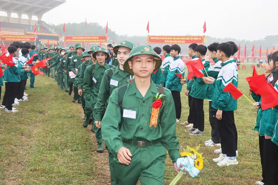 Thanh niên huyện Đức Thọ (Hà Tĩnh) thực hiện lệnh kêu gọi nhập ngũ. (Ảnh: DDT)