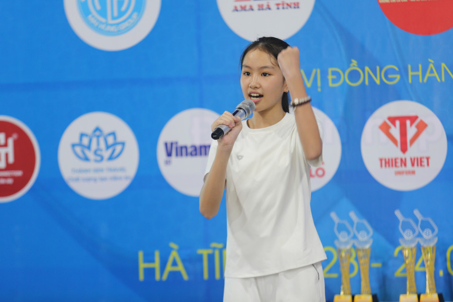 Vận động viên Hoàng Thị Hồng Linh tuyên thệ tại Lễ khai mạc. 7.jpg