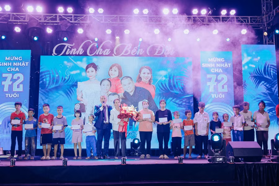 Những suất học bổng dành cho học sinh nghèo trước thềm năm học mới.