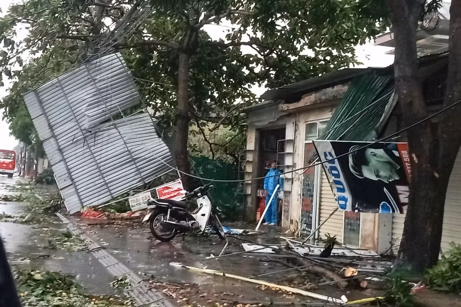 Biển hiệu, mái che bị gió bão quật ngã, ngổn ngang ở phường Thành Sen.