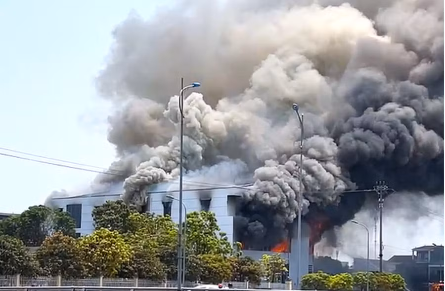 Khói bốc lên ngùn ngụt tại vụ cháy.