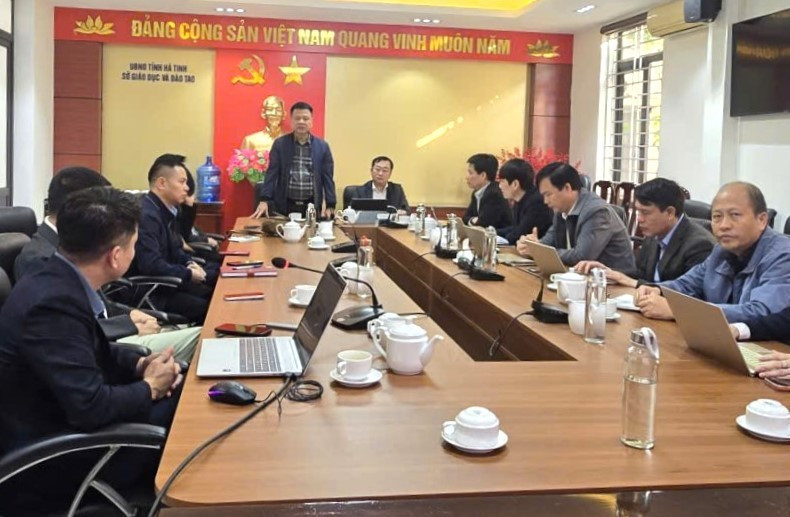 Tổng Biên tập Báo GD&TĐ Triệu Ngọc Lâm phát biểu tại buổi làm việc với Sở GD&ĐT Hà Tĩnh.