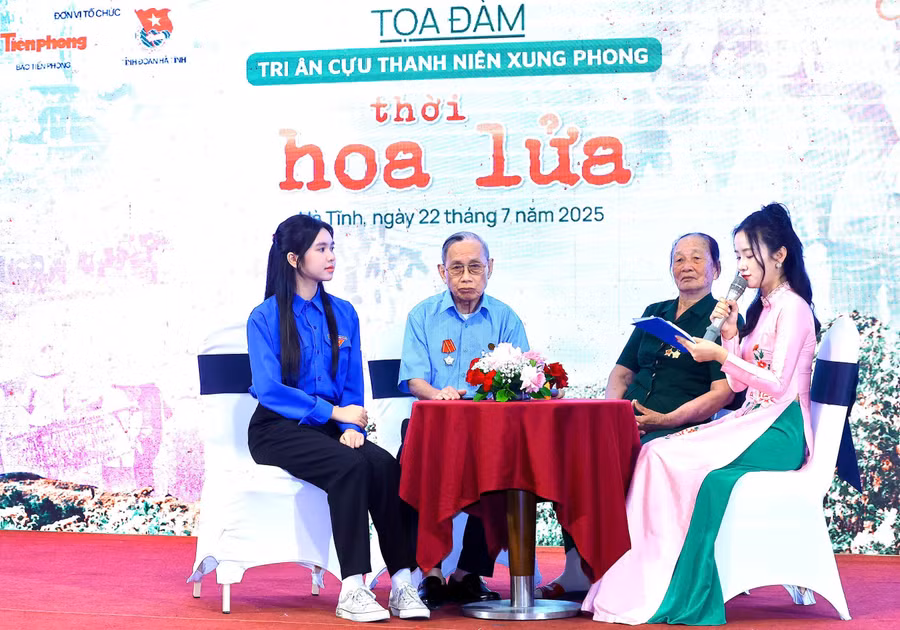 Tọa đàm “Tri ân cựu thanh niên xung phong - Thời hoa lửa” tại Hà Tĩnh.