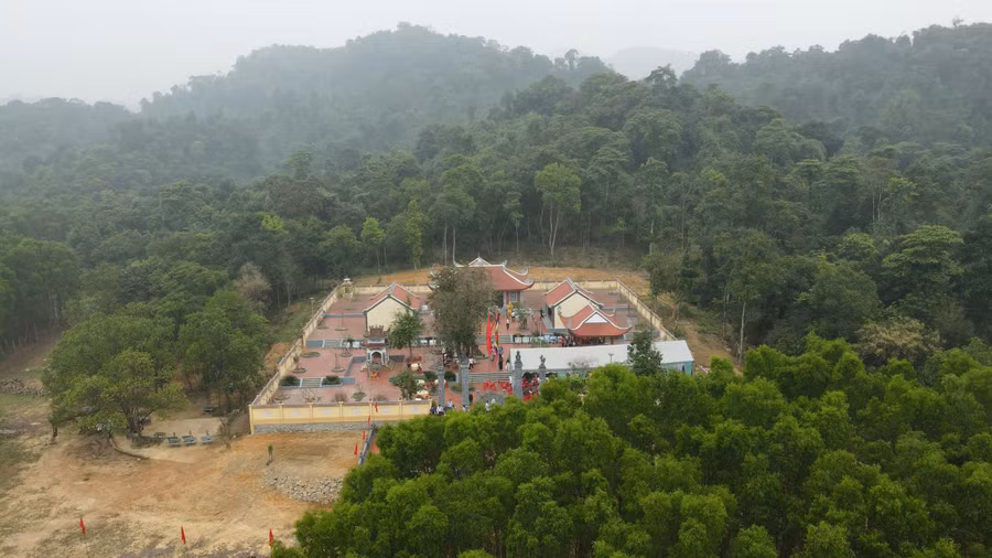 Đền thờ Anh hùng liệt sĩ được xây dựng tại khu vực sân bay dã chiến LiBi trong lòng hồ Kẻ Gỗ.