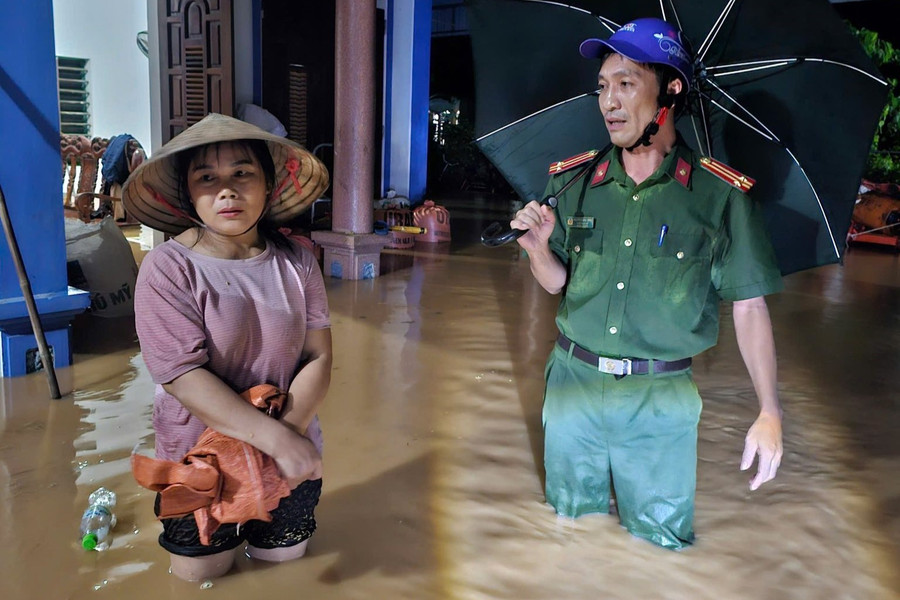 Ngành chức năng đến các nhà dân kiểm tra, hỗ trợ dân sơ tán. chaylu1.jpg
