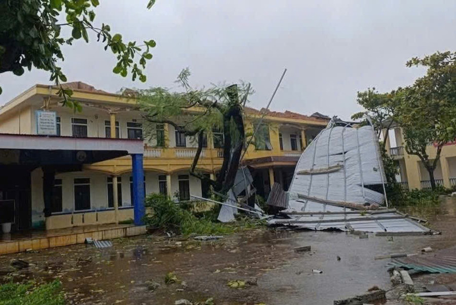 Trường Tiểu học Đỉnh Bàn 2 bị tốc mái tôn do bão. b4ee149d5737df698626.jpg