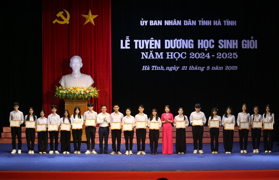 Tại kỳ thi học sinh giỏi cấp tỉnh có gần 3.500 em đạt giải. 15-2.jpg