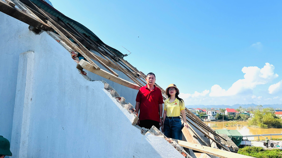 Gia đình ông Hoàng Xuân Thành (xã Hưng Nguyên Nam, Nghệ An), thương binh 31% và bị chất độc da cam bị bay toàn bộ phần mái nhà. gia-dinh-bac-hoang-xuan-thanh-thuong-binh-31-va-bi-chat-doc-da-cam-bi-bay-toan-bo-phan-mai-nha-dia-chi-xom-xuan-hoa-xa-hung-nguyen-nam-nghe-an.jpg