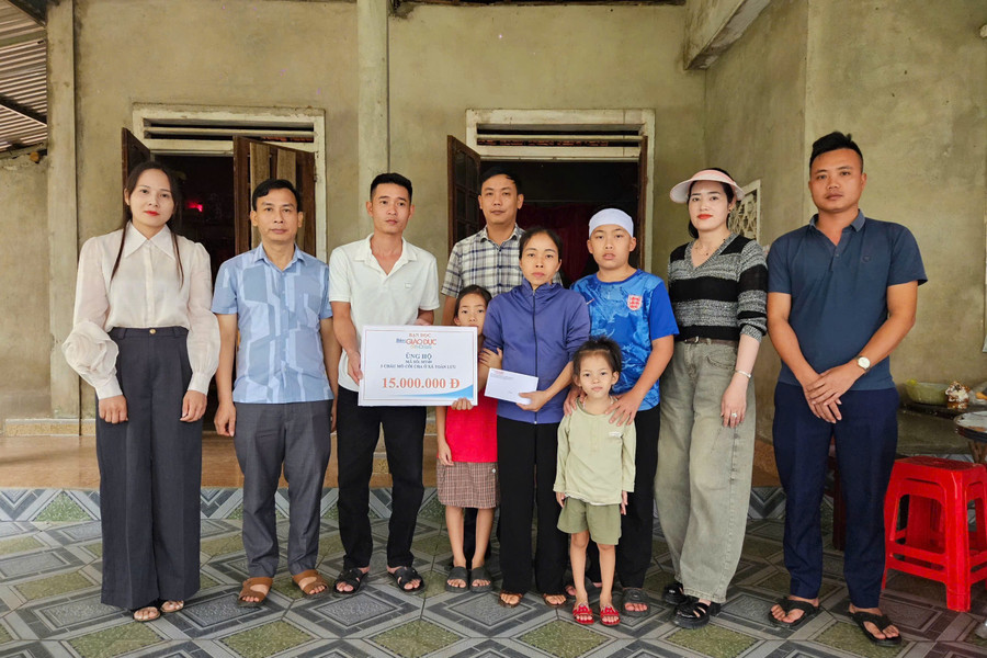 Đại diện chính quyền địa phương cùng nhóm BĐS Minh Anh (phường Hà Huy Tập) trao quà của các nhà hảo tâm đến với hoàn cảnh các cháu nhỏ. 1000030575.jpg