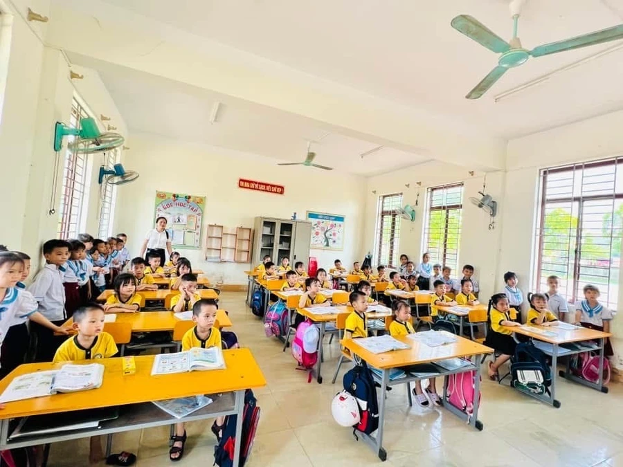 Các cháu nhỏ tham quan, làm quen tại Trường Tiểu học Đức Lạng. (Ảnh: Tiến Dũng)