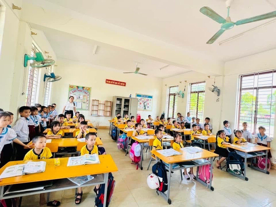 Các cháu nhỏ tham quan, làm quen tại Trường Tiểu học Đức Lạng. (Ảnh: Tiến Dũng)