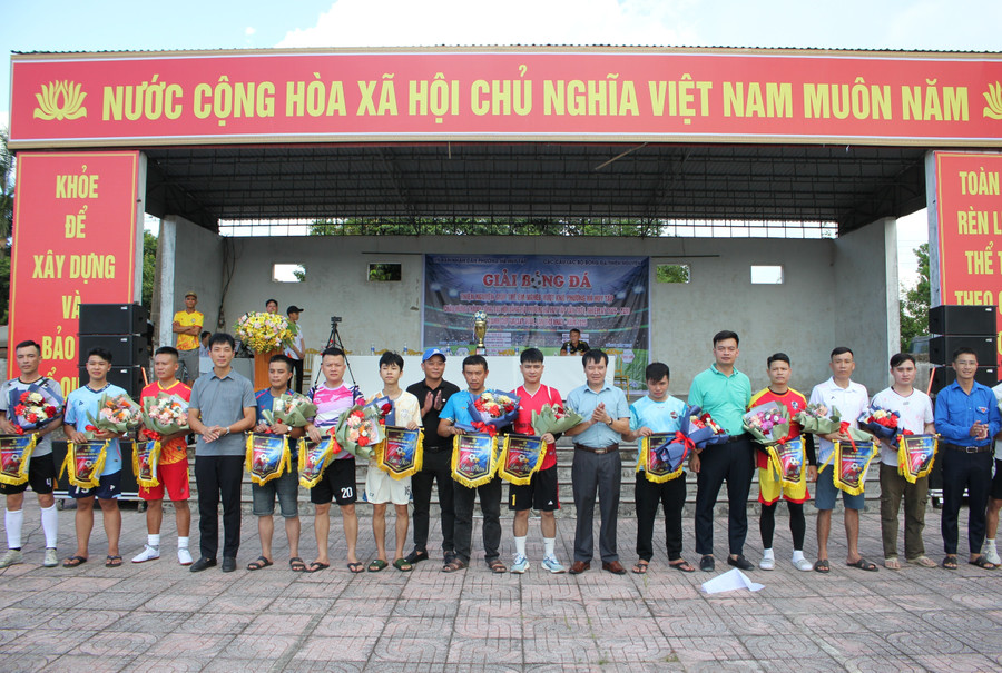 Ban tổ chức tặng hoa và cờ lưu niệm cho các đội bóng. img-0183.jpg