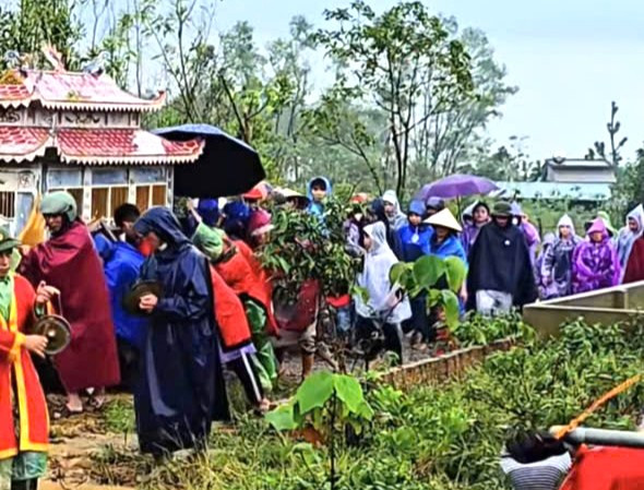 Gia đình tổ chức mai táng học sinh bị đánh tử vong. (Ảnh: H.V)