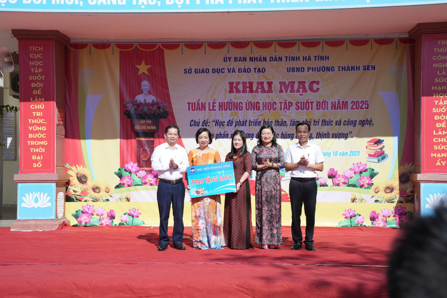 Đại diện lãnh đạo tỉnh, Sở GD&ĐT cùng Thư viện tỉnh Hà Tĩnh trao tặng sách cho Trường THCS Nam Hà . 3.jpg