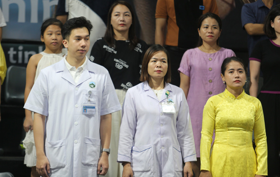 Các bác sĩ tại Bệnh viện Đa khoa Hà Tĩnh phục vụ công tác y tế tại Giải đấu. 4.jpg