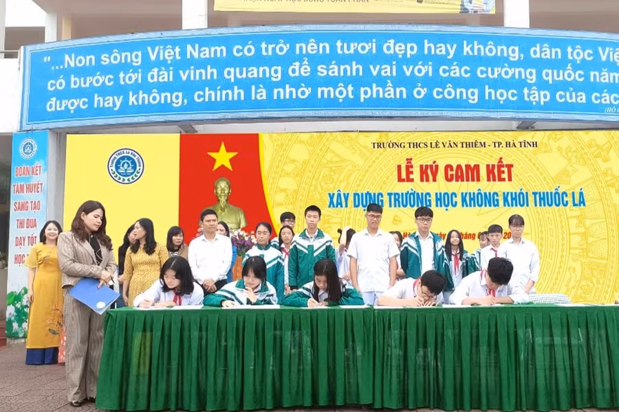Học sinh trường THCS Lê Văn Thiêm (TP Hà Tĩnh) ký cam kết không sử dụng các loại thuốc lá, thuốc điện tử.