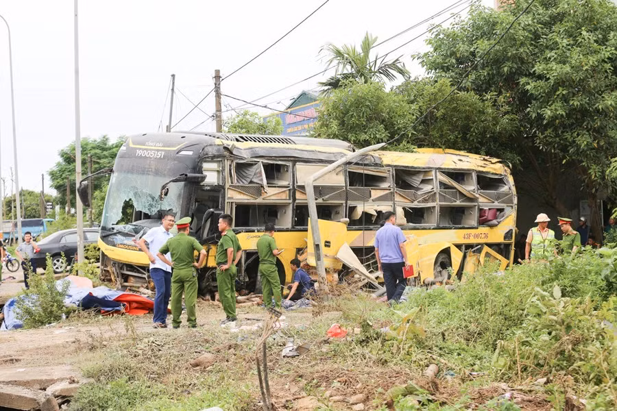 Cơ quan chức năng khám nghiệm hiện trường để điều tra, làm rõ nguyên nhân vụ tai nạn.
