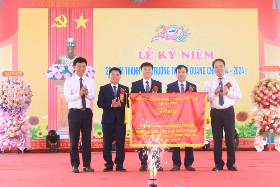 Lãnh đạo tỉnh tặng hoa chúc mừng Trường THPT Lê Quảng Chí kỷ niệm 20 năm thành lập.