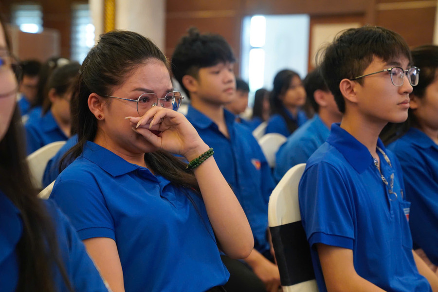 Nhiều đoàn viên, học sinh bật khóc với những câu chuyện tại buổi tọa đàm. 7896a3208070092e5061.jpg