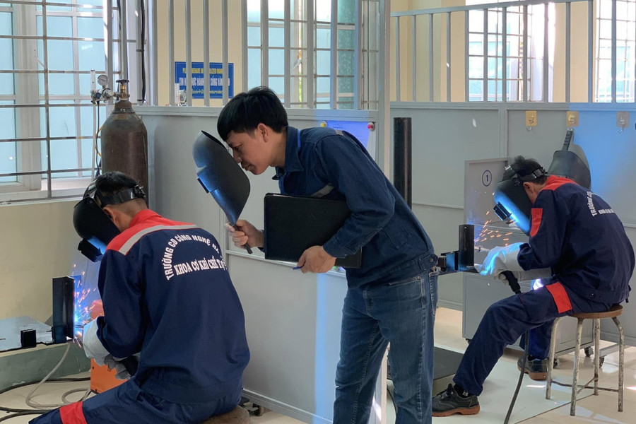 Sinh viên Trường Cao đẳng Công nghệ Hà Tĩnh học thực hành. 1.jpg