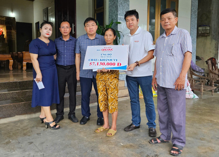 Báo GD&TĐ cùng đại diện chính quyền xã Cẩm Bình (Hà Tĩnh) trao quà bạn đọc đến hoàn cảnh bé Khánh Vy.