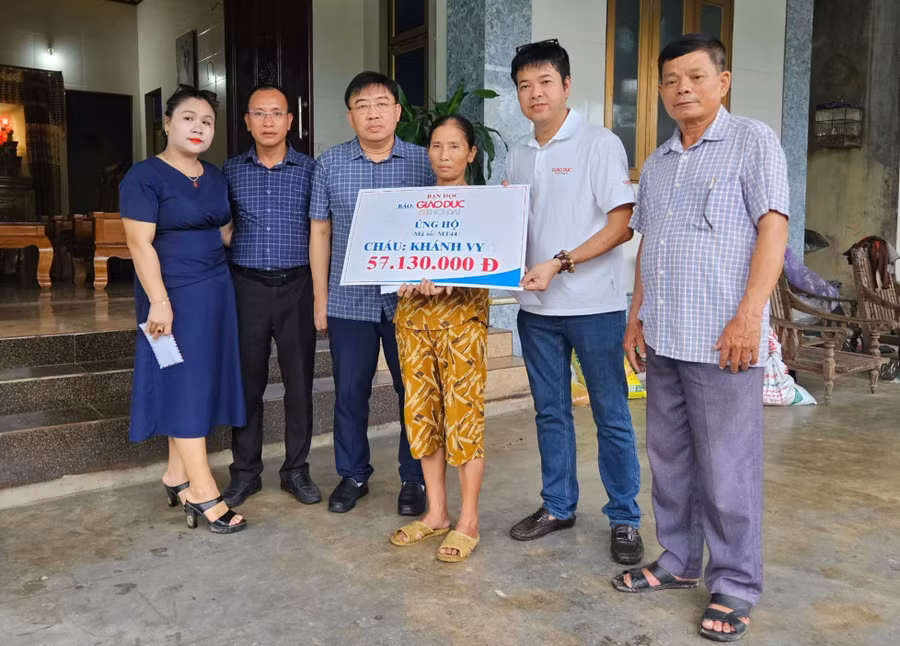 Báo GD&TĐ cùng đại diện chính quyền xã Cẩm Bình (Hà Tĩnh) trao quà bạn đọc đến hoàn cảnh bé Khánh Vy.