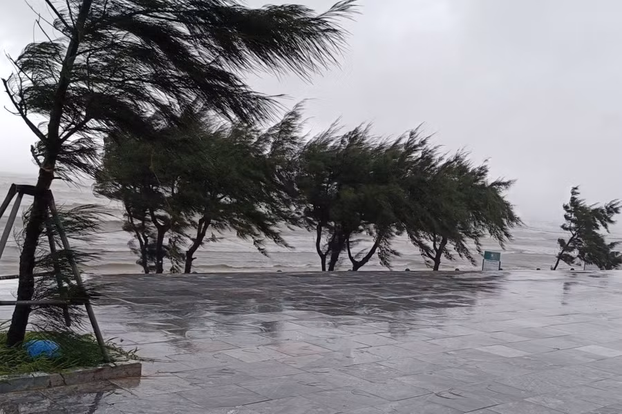 Gió bắt đầu mạnh lên tại biển Thiên Cầm. (Ảnh: Danh Cường)