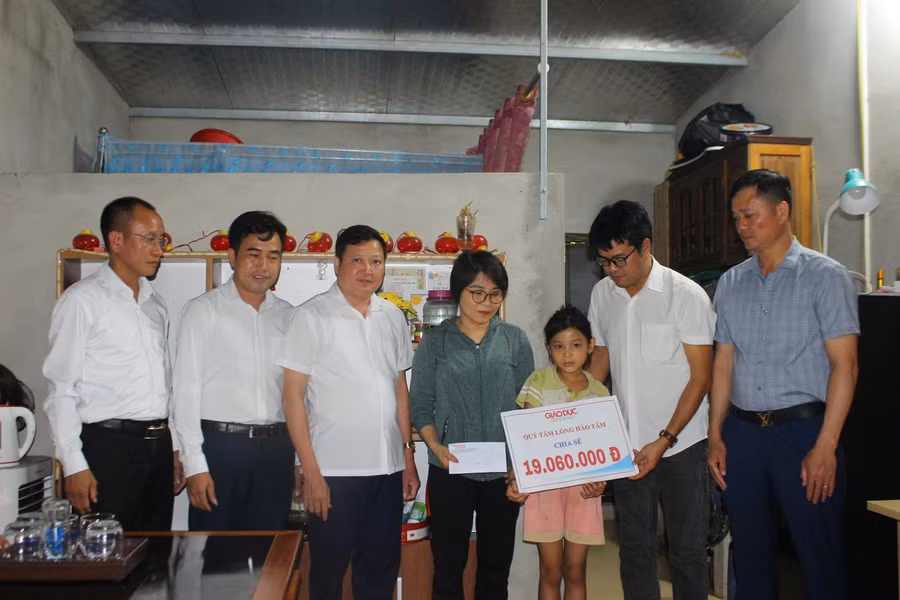 Đại diện Báo GD&TĐ cùng chính quyền địa phương trao quà đến mẹ con bé Diệu Linh.