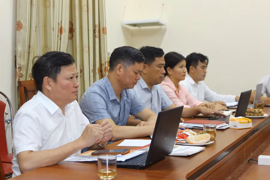 Đại diện Đảng ủy, UBND và các tổ chức đoàn thể xã Sơn Hồng tại buổi làm việc với Báo GD&amp;TĐ khu vực Bắc Trung Bộ.