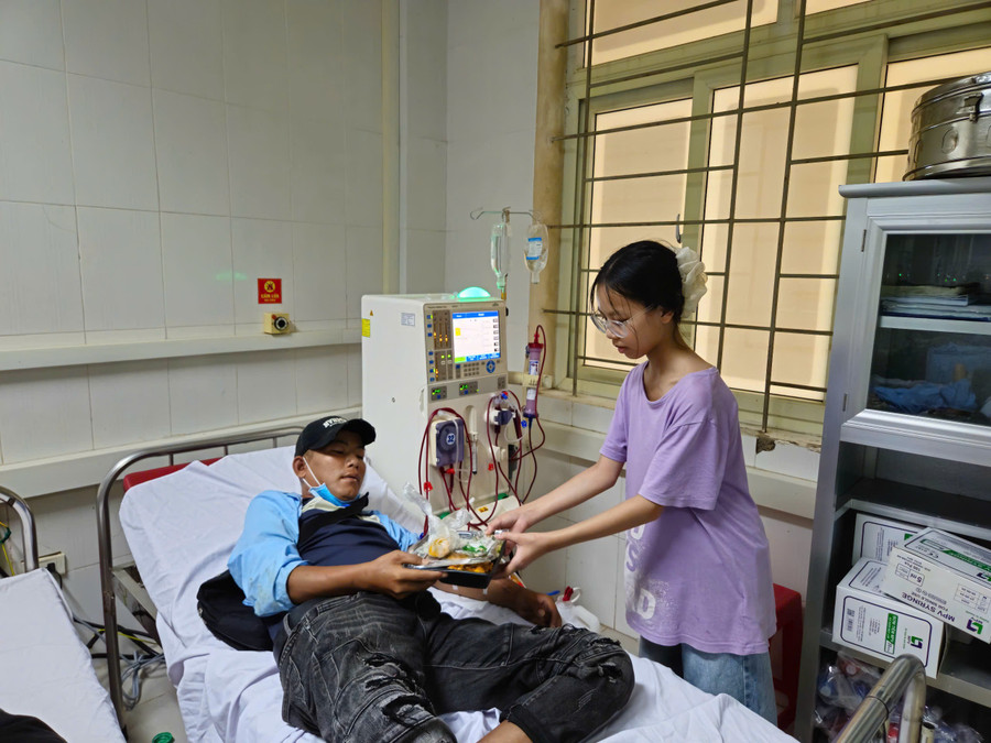 Em Nguyễn Tú Uyên, học sinh lớp 6 tham gia cùng nhóm thiện nguyện trao quà cho bệnh nhân. 6.jpg