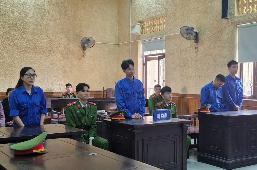 Các bị cáo tại phiên xét xử.