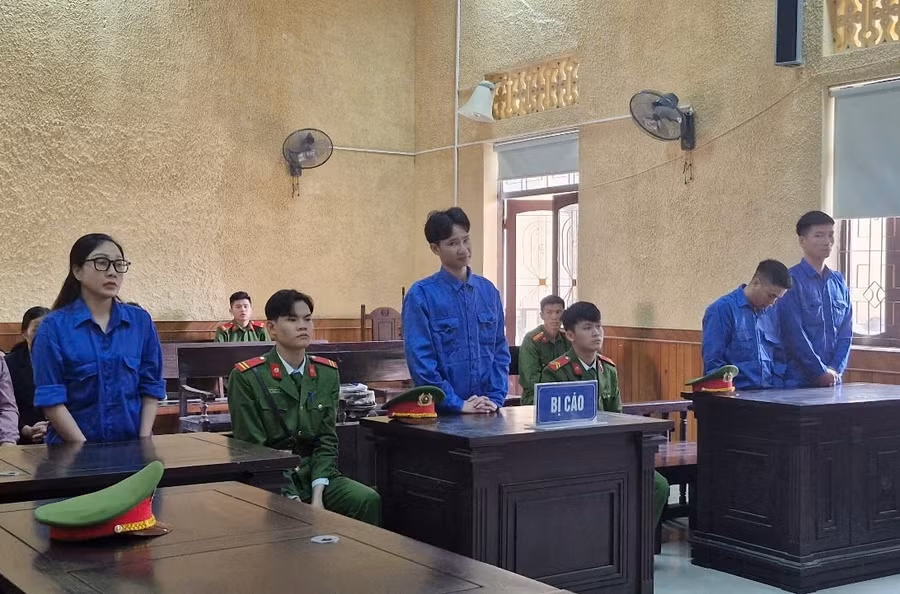 Các bị cáo tại phiên xét xử.