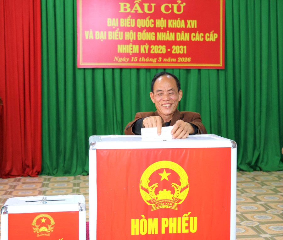 Cử tri ở Hà Tĩnh vận hành thử quy trình bầu cử.