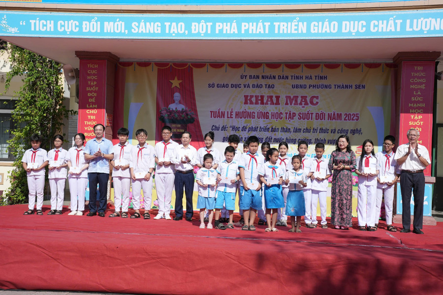 Nhiều phần quà được trao tặng cho các em học sinh có hoàn cảnh khó khăn, vươn lên trong học tập. 2.jpg