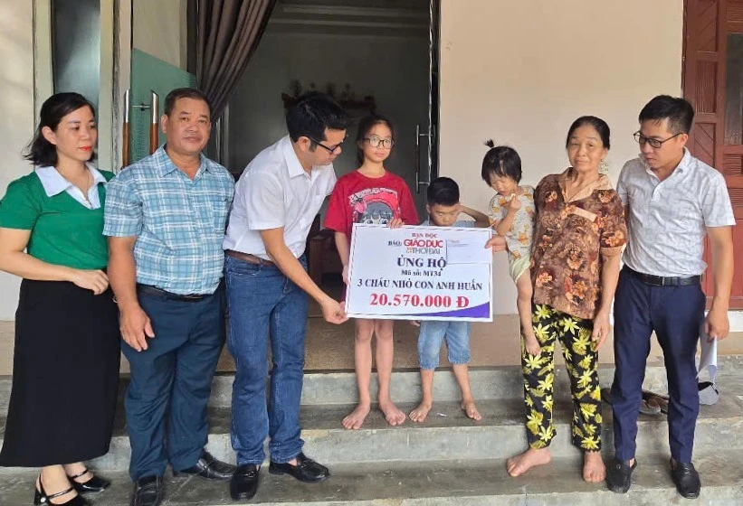 Báo GD&TĐ cùng chính quyền xã Thạch Bình trao quà bạn đọc, các tấm lòng hảo tâm đến với 3 cháu nhỏ con anh Huấn.