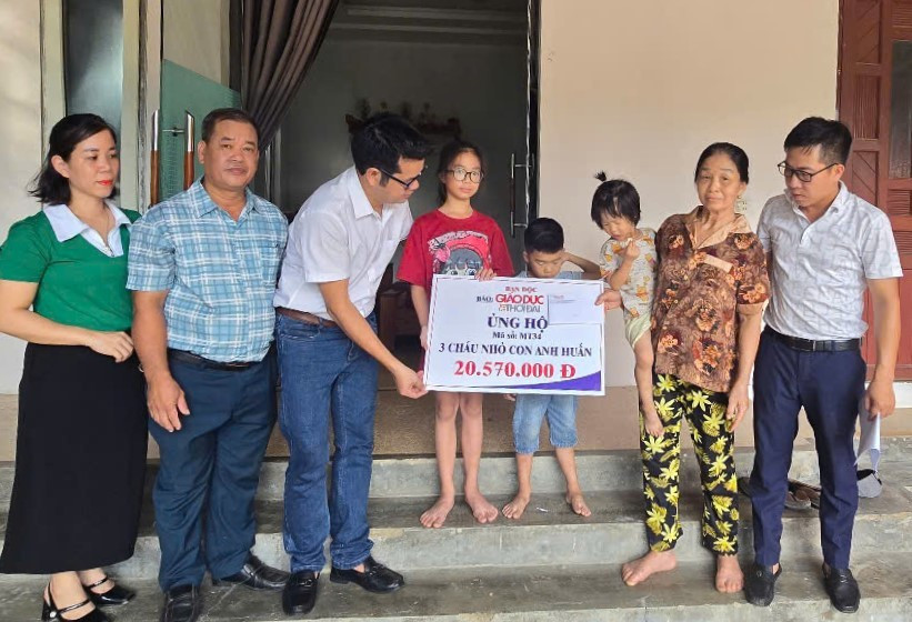 Báo GD&TĐ cùng chính quyền xã Thạch Bình trao quà bạn đọc, các tấm lòng hảo tâm đến với 3 cháu nhỏ con anh Huấn.