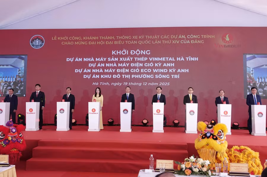 Đại biểu thực hiện nghi thức khởi động những dự án tại Hà Tĩnh do các công ty thành viên Tập đoàn Vingroup làm chủ đầu tư.