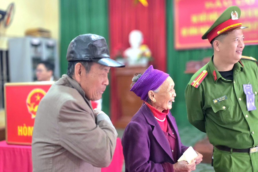 Cử tri ở Hà Tĩnh hân hoan cầm lá phiếu, lựa chọn ứng cử viên tiêu biểu.