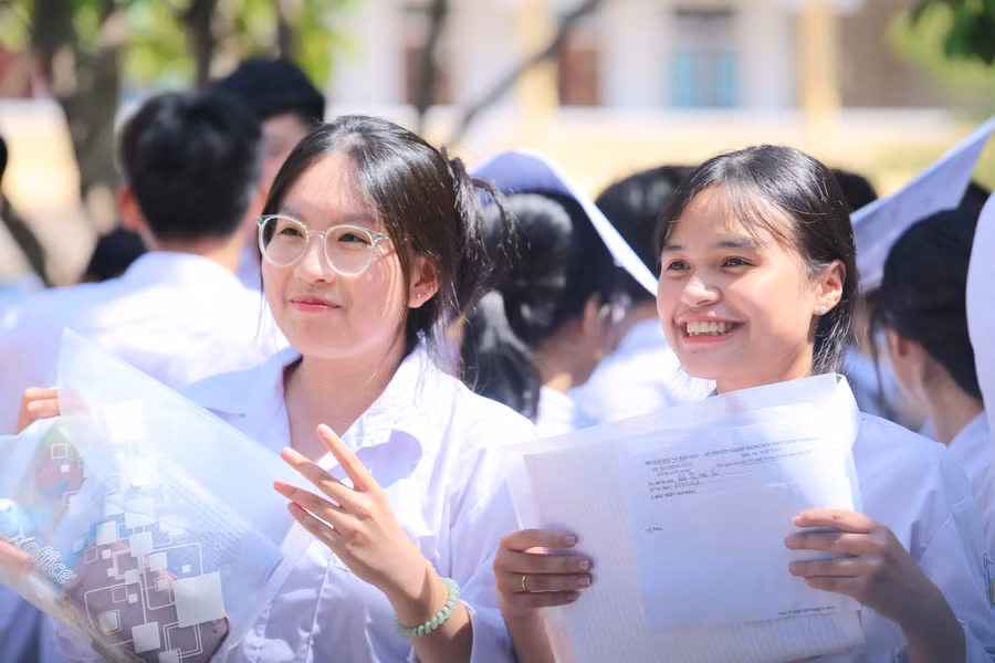Nụ cười rạng rỡ của nữ sinh tại điểm thi ở Hà Tĩnh sau khi kết thúc môn thi.