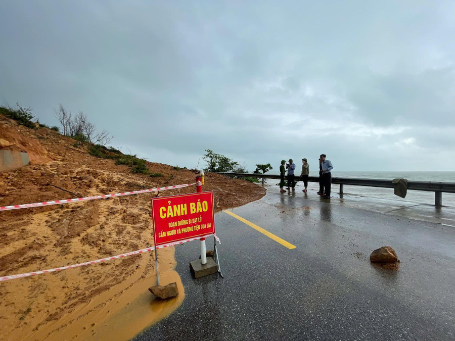 Mưa lớn gây sạt lở tại tuyến đường ven biển phía Nam Hà Tĩnh. 5.jpg