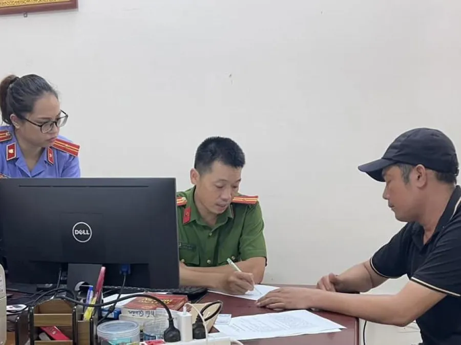 Lực lượng chức năng lấy lời khai đối với Nguyễn Văn Trung.