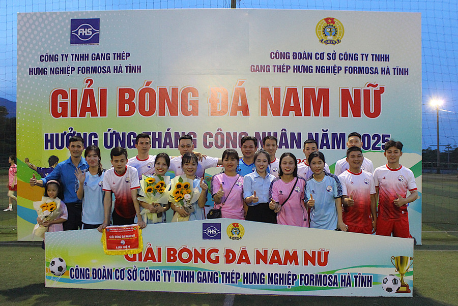 Các đội bóng chụp ảnh lưu niệm. 6.jpg
