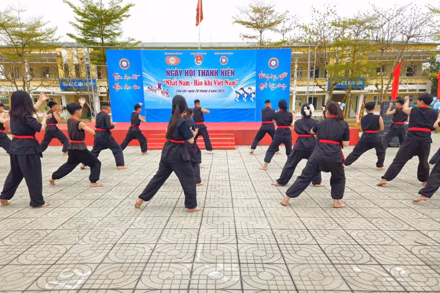 Môn võ Nhất Nam được đông đảo các đoàn viên thanh niên nhà trường hưởng ứng.