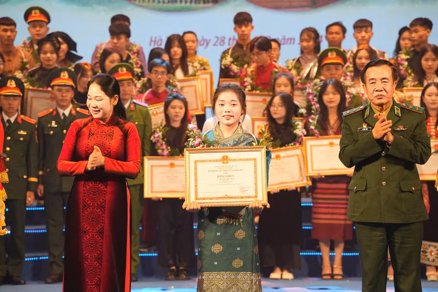 Lê Đặng Diệu Châu nhận Bằng khen tại Lễ tuyên dương học sinh, sinh viên, thanh niên DTTS xuất sắc, tiêu biểu năm 2024.