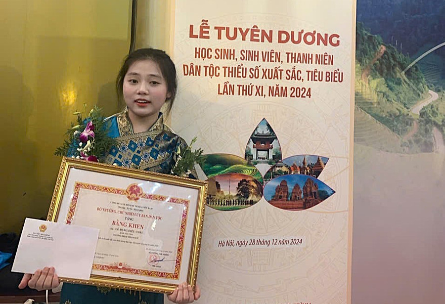 Hiện tại Diệu Châu đang là sinh viên năm 2, ngành Sư phạm Văn. anh-sang-noi-vung-bien-anh3.jpg