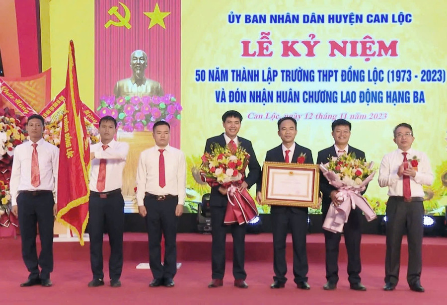 Trường THPT Đồng Lộc vinh dự đón nhận Huân chương Lao động hạng Ba vào năm 2023.